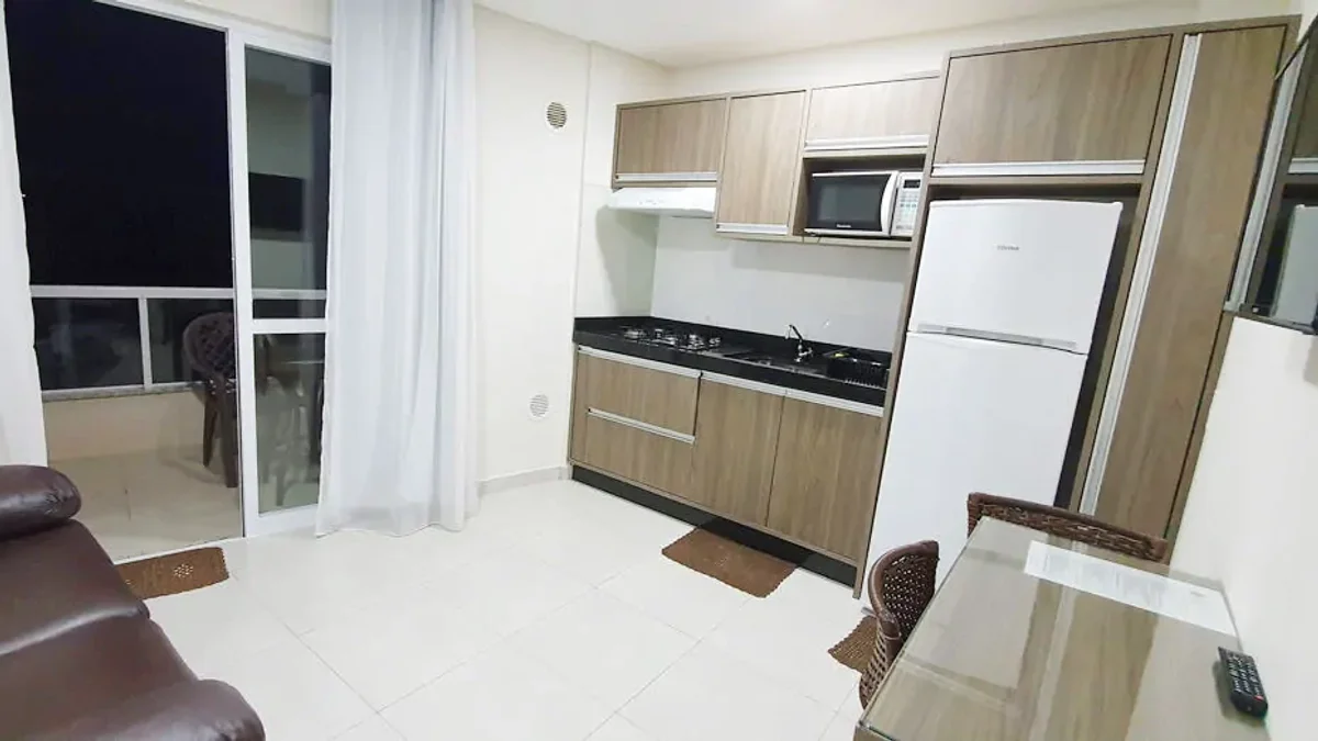 Sala do Apartamento 201 com sofá-cama e TV