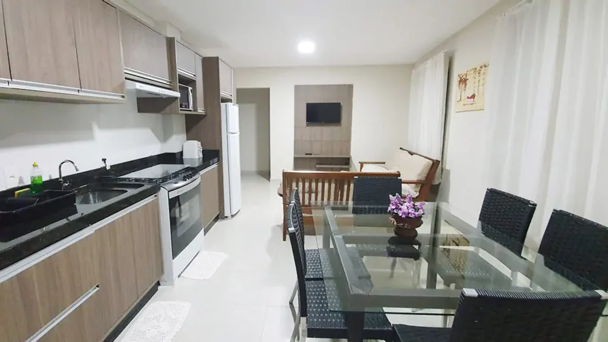 Sala espaçosa da Cobertura 302 com sofás e TV